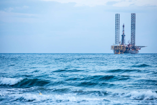 Χρωματική εικόνα εξέδρας πετρελαίου στη θάλασσα, το σούρουπο. - Φωτογραφία, εικόνα