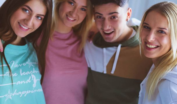 Retrato de amigos adolescentes felices de pie juntos
 - Foto, Imagen