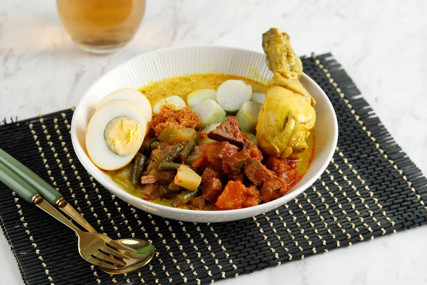 Lontong Cap Go Meh, Indonesisch Traditioneel eten met Peranakan Invloed. - Foto, afbeelding