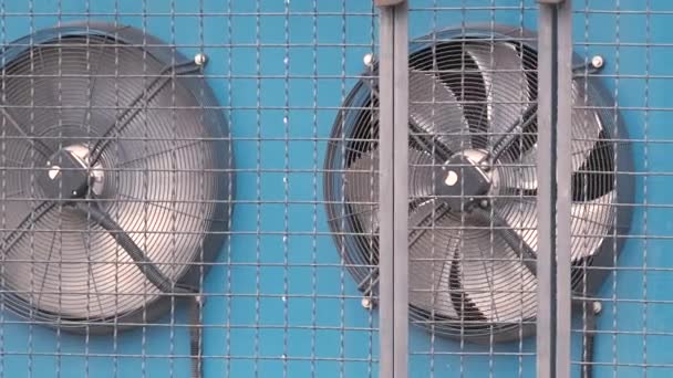 Воздушный компрессорный блок для системы климат-контроля промышленного здания с вращающимися вентиляторами для охлаждения радиаторов - Кадры, видео