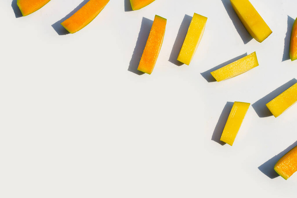 Morceaux de mangue coupés sur fond blanc. - Photo, image