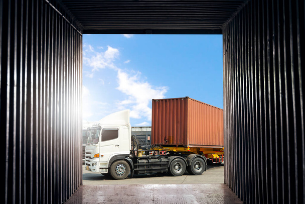 Vista interior del contenedor de carga de envío. Camiones semirremolque de carga de mercancías para el transporte. Logística de camiones de carga industrial. - Foto, Imagen