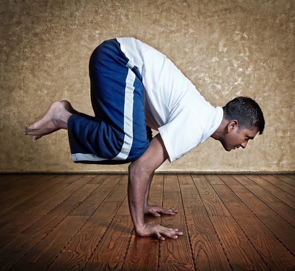 Yoga bakasana crane pose - Fotografie, Obrázek