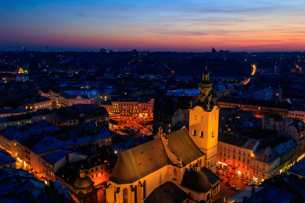 Luftaufnahme der beleuchteten lateinischen Kathedrale und des Rynok-Platzes in Lviv, Ukraine. Blick vom Lemberger Rathaus - Foto, Bild