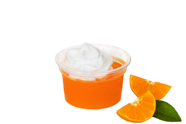 želé pomerančový krém dezert snack uspořádání byt ležel styl na pozadí bílá  - Fotografie, Obrázek