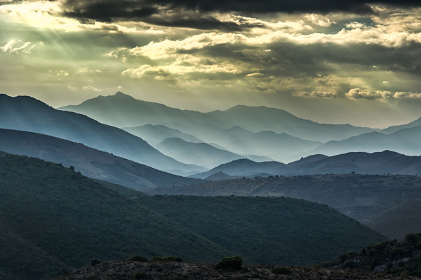 Moody ég, hegyek, a korzikai balagne régióban - Fotó, kép