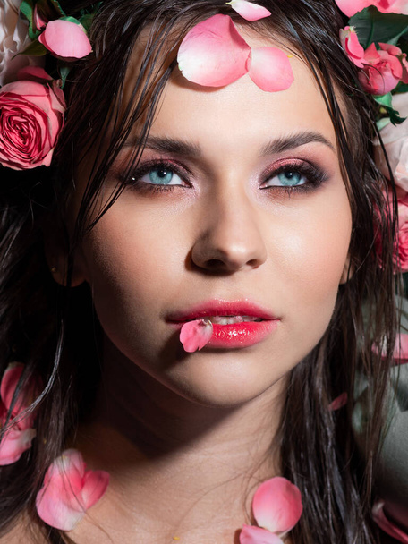 Beautiful blue-eyed brunette with bright pink makeup, - Foto, afbeelding