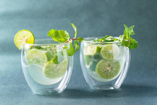 Πράσινο χυμό λάιμ σόδα με φύλλα δυόσμου, Φρέσκο ποτό κατά τη θερινή περίοδο - Φωτογραφία, εικόνα