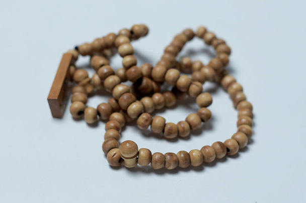perles de prière en bois fond blanc - Photo, image