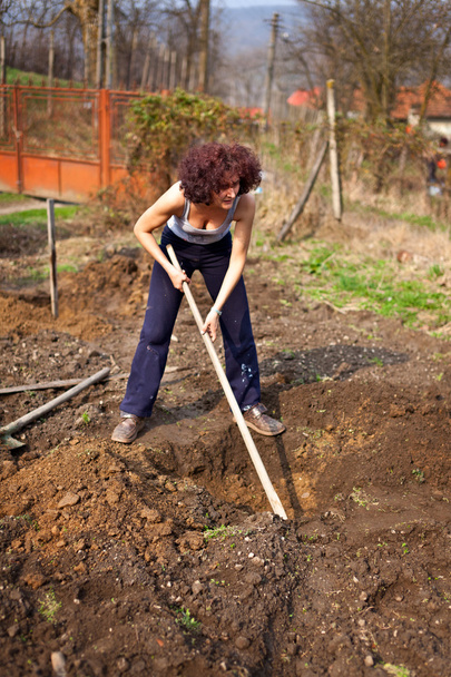 若い女性が庭に掘り - 写真・画像