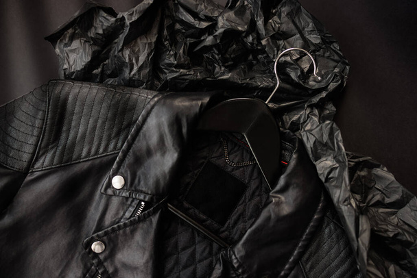 maqueta de etiqueta en blanco para colocar un logotipo en una chaqueta negra para hombre a mitad de temporada - Foto, Imagen