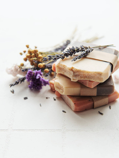 Natuurlijke handgemaakte zeep met gedroogde bloemen en lavendel - Foto, afbeelding