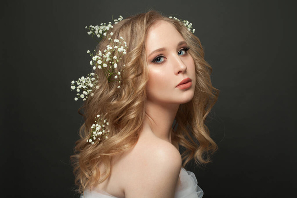 Элегантная свадебная прическа на красивой блондинке невесты - Фото, изображение