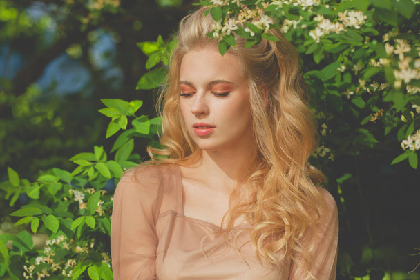 Idealna blondynka na zewnątrz portret - Zdjęcie, obraz