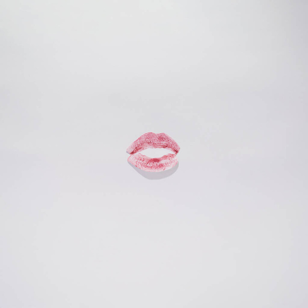 Kus met lippen rood op een witte achtergrond. Flat lay Valentijn concept. Liefde lippenstift ontwerp idee. Minimale esthetiek - Foto, afbeelding