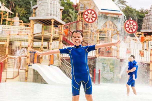 Děti si hrají na vodní atrakce v akvaparku Siam ve španělském Tenerife. Siam je největší vodní zábavní park v Evropě. - Fotografie, Obrázek