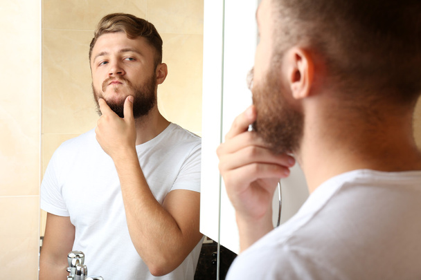 Young man shaving - Фото, зображення
