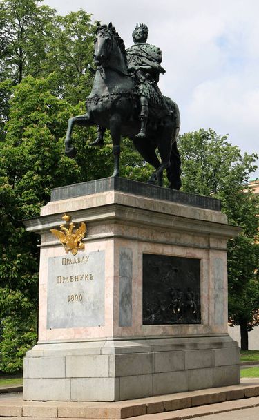 Monumento a Pedro Magno frente al Castillo de San Miguel, San Petersburgo, Rusia - Foto, Imagen