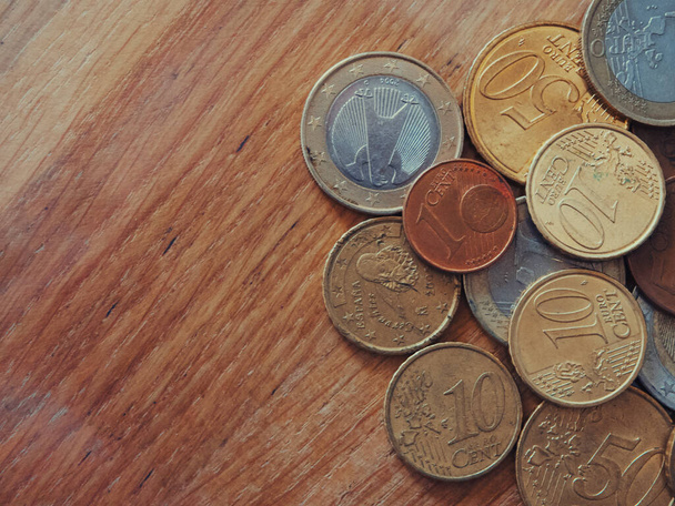 Um monte de centavos de euro de diferentes denominações, um close-up. Espaço para texto. - Foto, Imagem