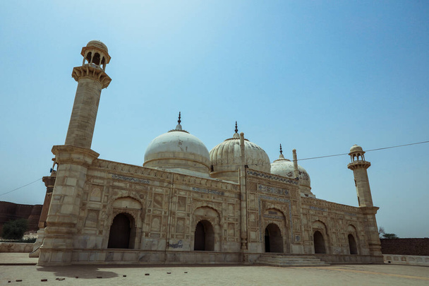 Abbasi Jamia Masjid Qila mecset, melyet Nawab Bahawal Khan épített a Yazman Tehsil-i Derawar erőd közelében, a Cholistan sivatagban, Bahawalpurban, Pakisztánban - Fotó, kép