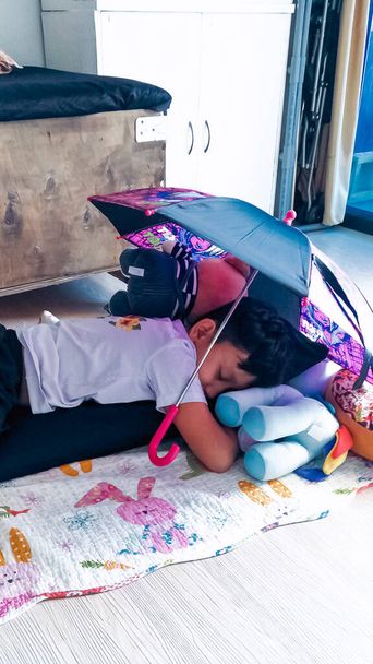 Bangi, Malesia Mar 15, 2021: Nukkuminen leikkiessä pikkusiskon kanssa kotona. - Valokuva, kuva