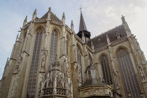 Brüksel, Belçika 'daki Kutsal Leydimiz Kilisesi (Fransızca: Eglise Notre-Dame du Sablon). 15. yüzyıl Gotik kilisesinin süslü detayları.. - Fotoğraf, Görsel