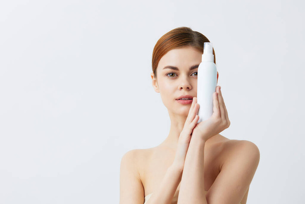 fiatal nő testápoló üveg tiszta bőr egészségügyi izolált háttér - Fotó, kép