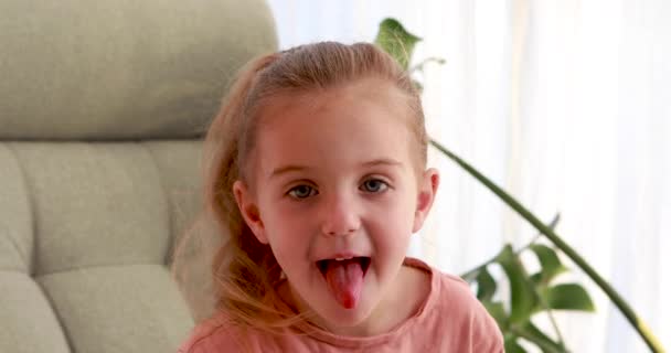 Klein meisje laat haar tong zien - Video