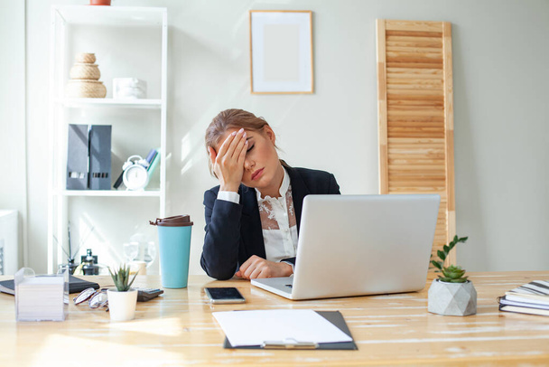 Zmęczony zestresowany bizneswoman uczucie silnego bólu głowy wyczerpany z przepracowania, zmęczony przytłoczony pani pracownik wykonawczy cierpi z powodu bólu głowy lub przewlekłej migreny w biurze - Zdjęcie, obraz