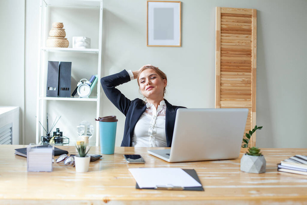 Śmiejąca się kobieta biznesu w biurze - Zdjęcie, obraz