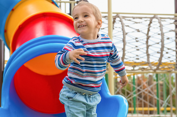 Szczęśliwego dziecka w parku rozrywki - Zdjęcie, obraz