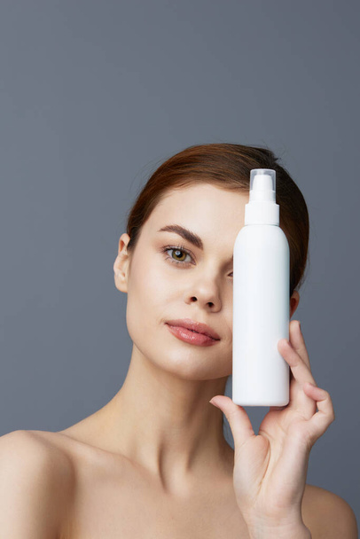 Портрет женщина лосьон банка чистой кожи здравоохранения крупным планом образ жизни - Фото, изображение