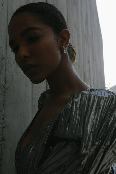 Close-up portrait of beautiful African American woman posing on concrete wall.  - Valokuva, kuva
