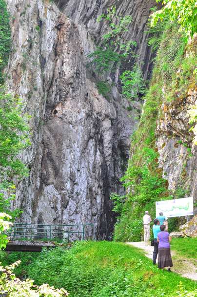Monumento a la naturaleza Cueva de Potpece en el oeste de Serbia Europa - Foto, imagen