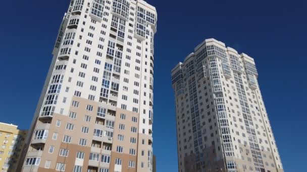vyvýšené byty s jasnou modrou oblohou - Záběry, video