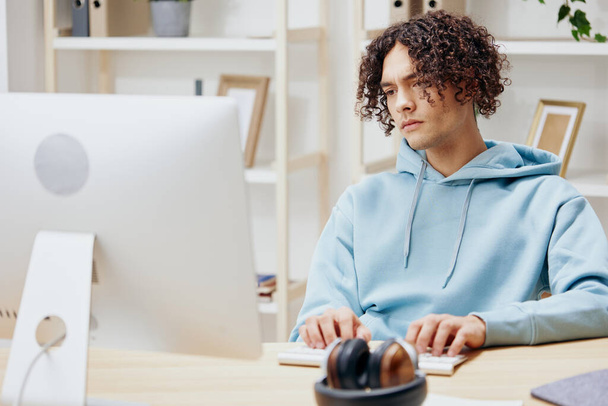 retrato de un hombre sentado frente a la computadora trabajo en casa estilo de vida - Foto, imagen