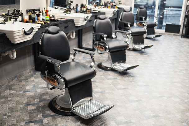Wiersz pustych krzeseł w fryzjerze - Zdjęcie, obraz