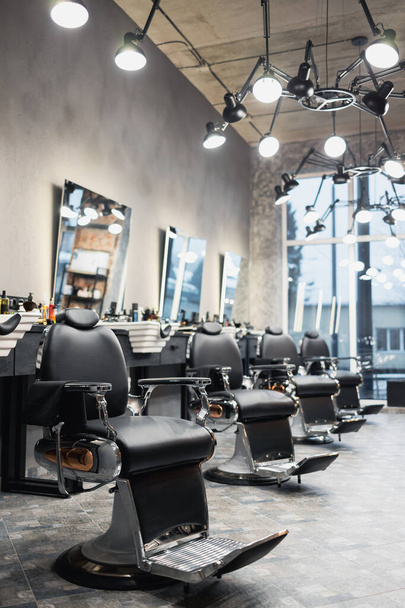 Rangée de chaises vides dans un salon de coiffure - Photo, image