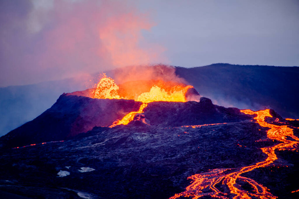 Vulcão Fagradalsfjall em atividade em 2021 cerca de 40 quilômetros de Reykjavk ao sul da montanha homônima Fagradalsfjall, incluído em torno da grande área geotérmica de Krsuvk Islândia - Foto, Imagem