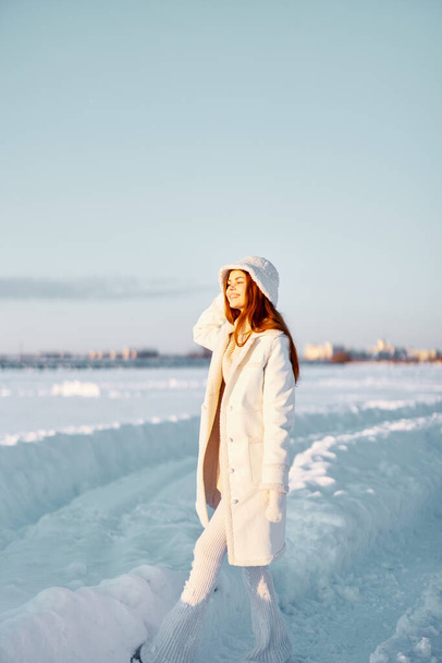 schöne Frau Lächeln Winterstimmung Spaziergang weißer Mantel Frische Luft - Foto, Bild