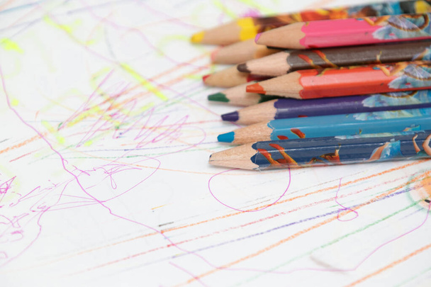 Masada renkli kalemlerle okula geri dön. - Fotoğraf, Görsel