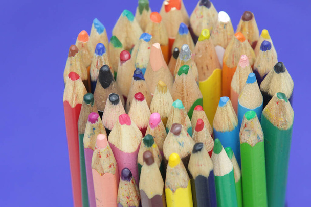 Назад в школу с цветными карандашами на столе - Фото, изображение