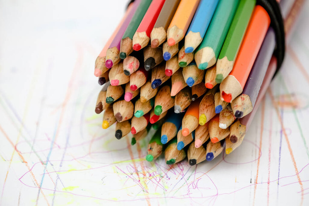 Vissza az iskolába színes ceruzákkal az asztalon. - Fotó, kép