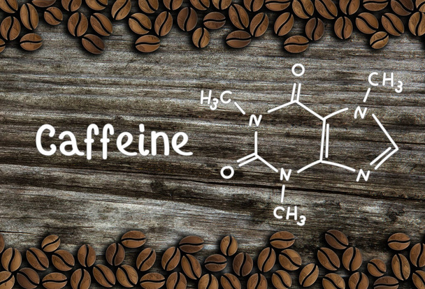 木製のテーブルの上にコーヒー豆とカフェインの化学構造 - 写真・画像