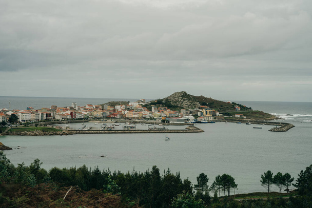 Муксия, небольшой прибрежный городок и туристическое направление на побережье смерти, Ла-Коруна, Галисия, Испания. Высокое качество фото - Фото, изображение