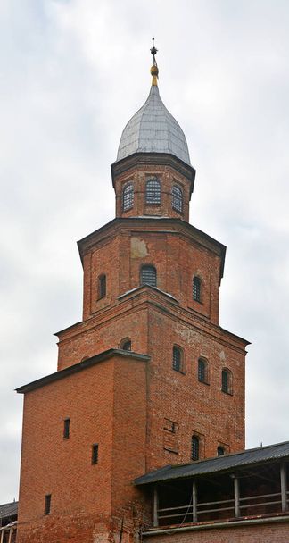 Kokuy torony Novgorod Kremlben az őszi szezonban. Veliky Novgorod, Oroszország több mint 1000 éves történelmi városa - Fotó, kép