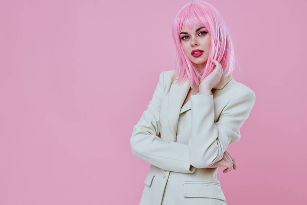 Porträt einer charmanten Dame in weißem Blazer rosa Haare Glamor Cosmetics rosa Hintergrund unverändert - Foto, Bild