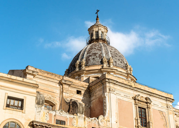 Купол церкви Святої Катерини на площі Преторія в Палермо, Сицилія, Італія. - Фото, зображення