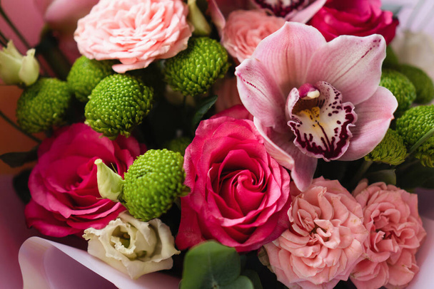 Flor rosa brilhante buquê closeup. Rosas e orquídeas papel de parede. Fundo bonito para um aniversário - Foto, Imagem