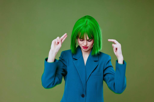 Красота Женщина моды Гламор зеленый парик красные губы синие куртки студийная модель без изменений - Фото, изображение